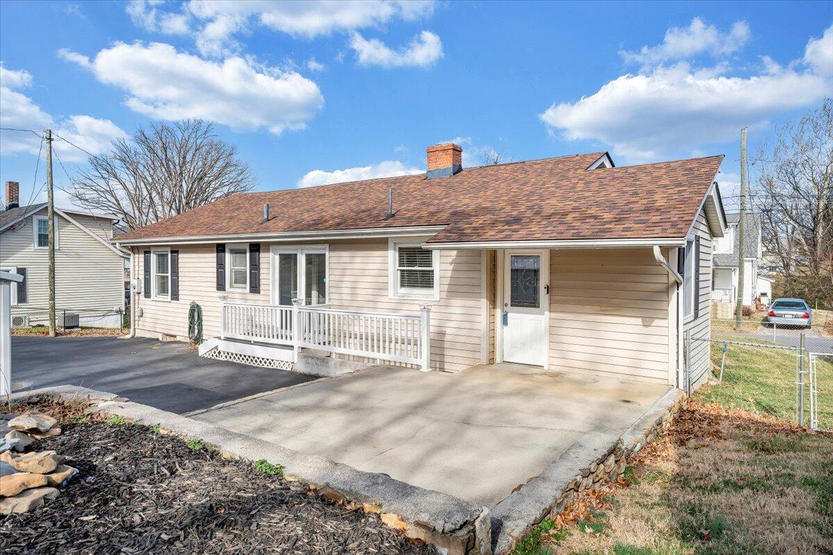 1902 Springfield Avenue Salem, VA 24153 - Photo 28 of 43 a front view of a house with garden