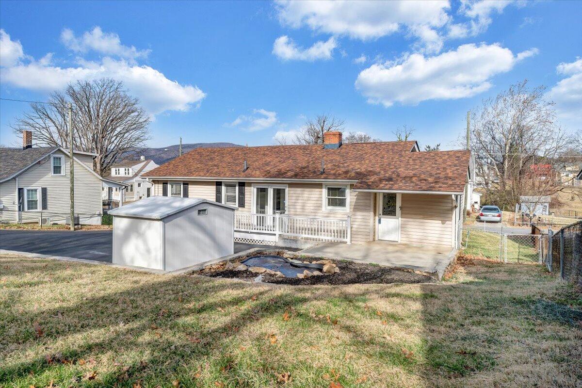1902 Springfield Avenue Salem, VA 24153 - Photo 29 of 43 a front view of a house with a yard