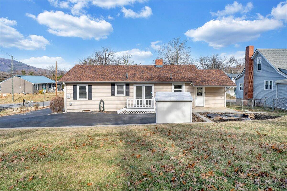 1902 Springfield Avenue Salem, VA 24153 - Photo 30 of 43 a front view of a house with a yard