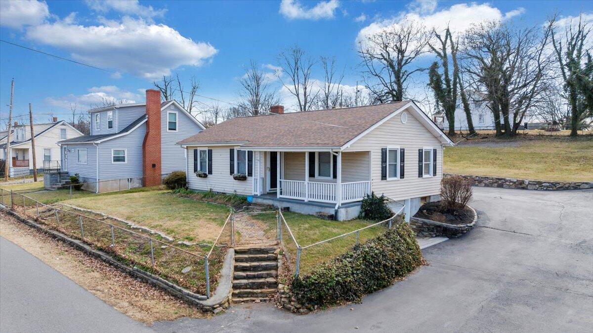 1902 Springfield Avenue Salem, VA 24153 - Photo 41 of 43 a front view of a house with garden