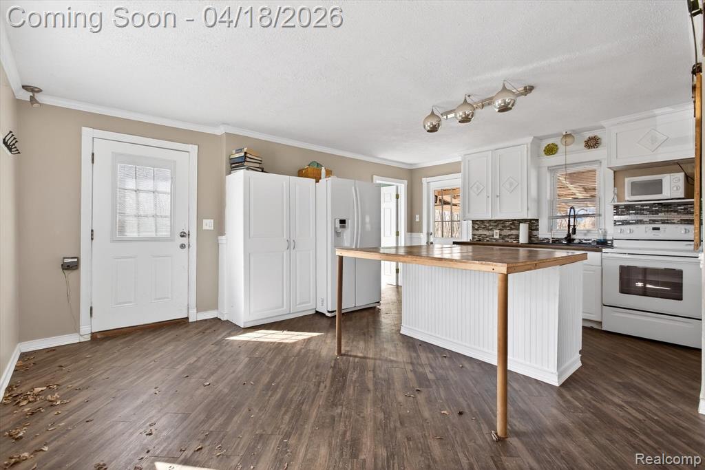 3823 Oxbow Road Sodus, MI 49126 - Photo 5 of 18
