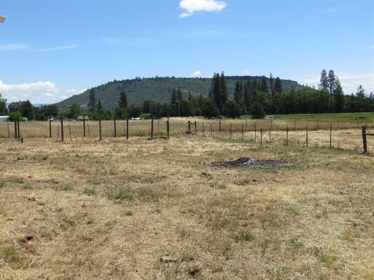 11800 Perry Road White City, OR 97503 - Photo 30 of 35 a view of a backyard