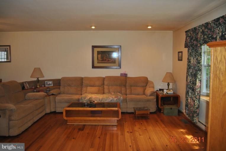 16327 Norman Road Culpeper, VA 22701 - Photo 6 of 19 Living Room