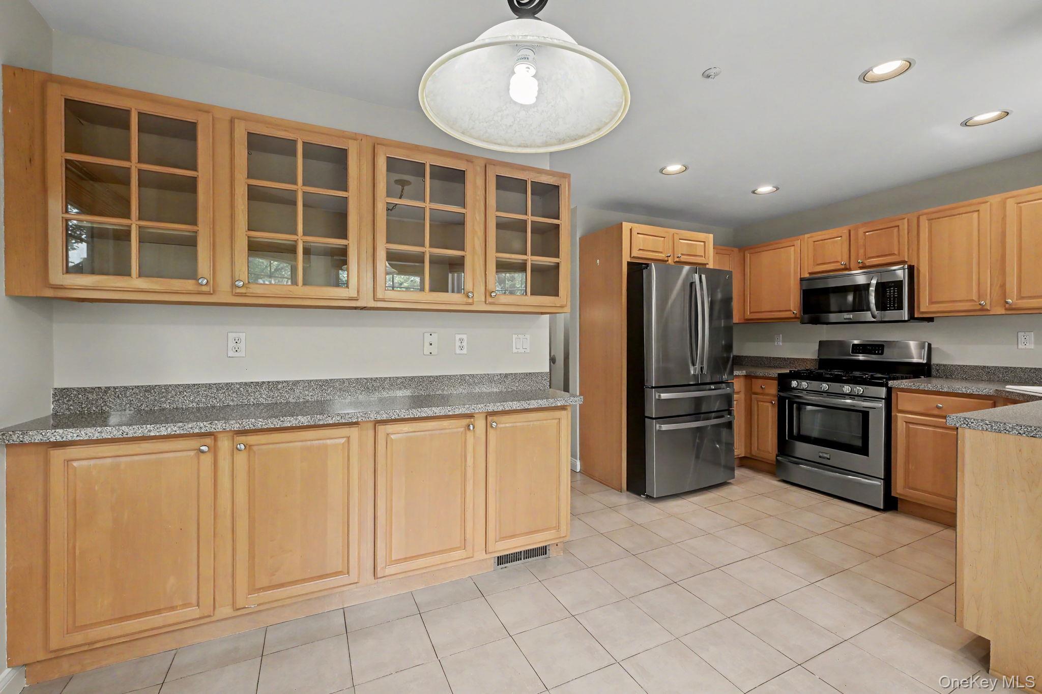 34 Winding Ridge Road White Plains, NY 10603 - Photo 9 of 37