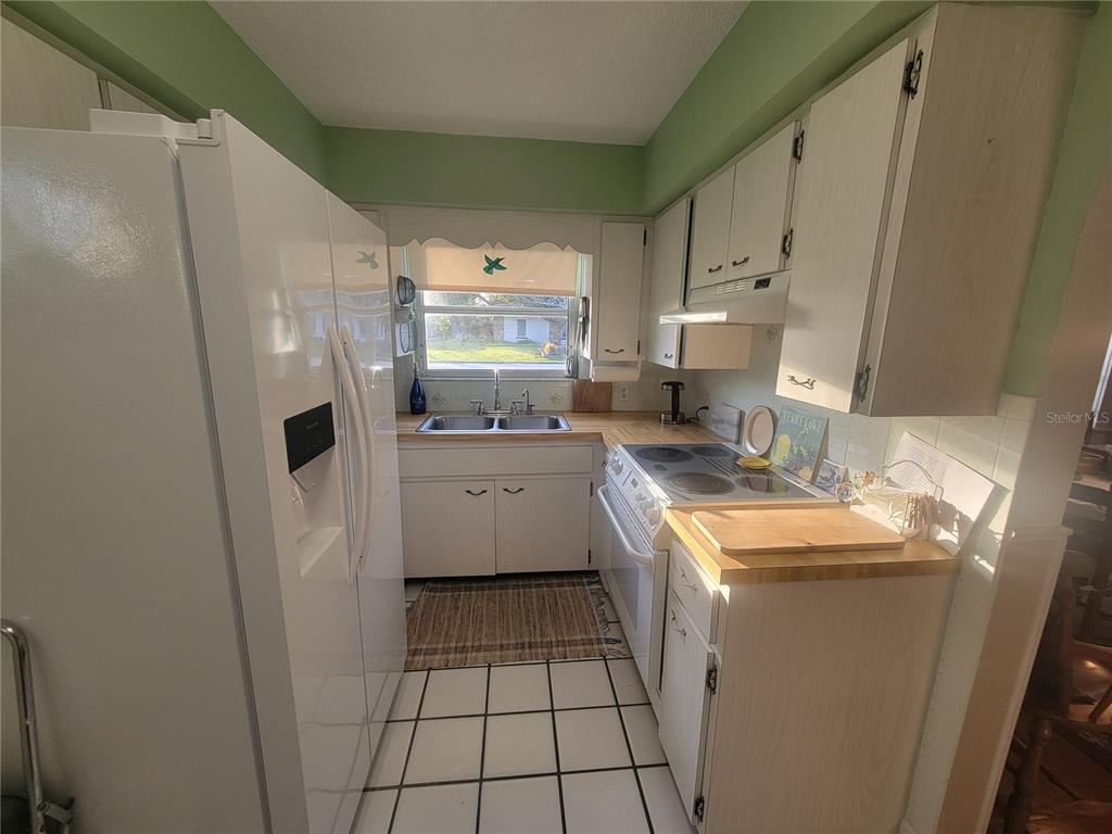 7 Wisconsin Avenue St. Cloud, FL 34769 - Photo 2 of 18 a kitchen with refrigerator sink and cabinets