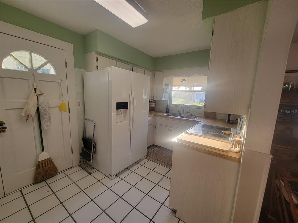 7 Wisconsin Avenue St. Cloud, FL 34769 - Photo 3 of 18 a room with a washer and dryer