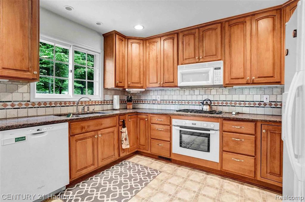 35767 Congress Road Farmington Hills, MI 48335 - Photo 13 of 42