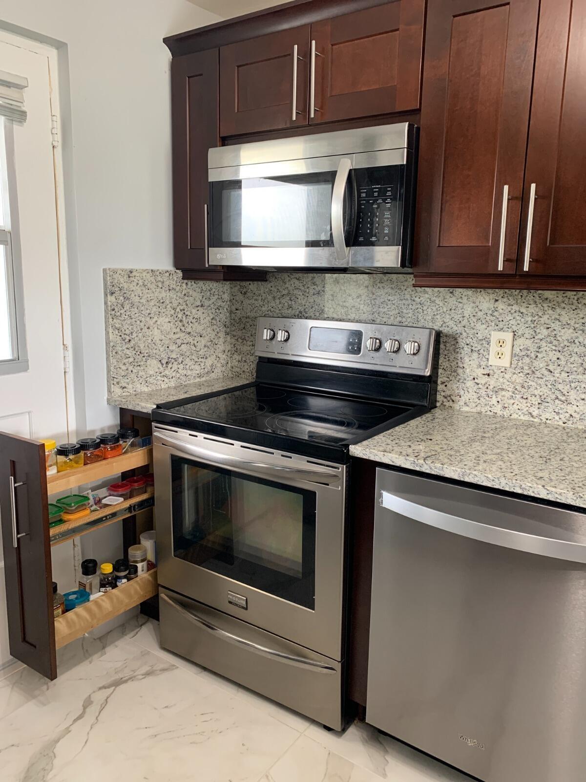 5700 Northwest 2nd Avenue, Unit 311 Boca Raton, FL 33487 - Photo 4 of 12 5700 311 kitc