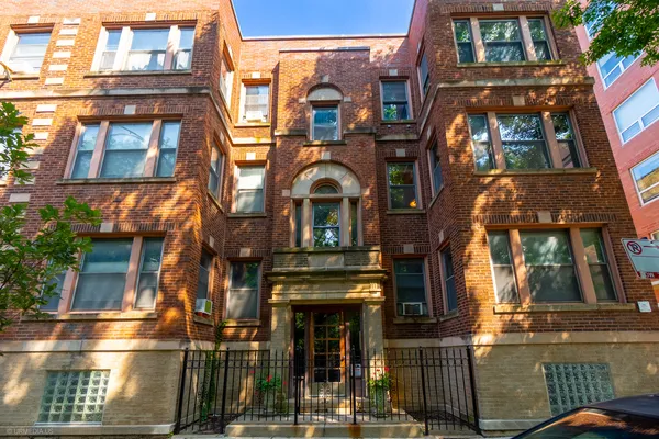 $2,100 | 1144 West Montrose Avenue, Unit 2, Chicago, IL 60613