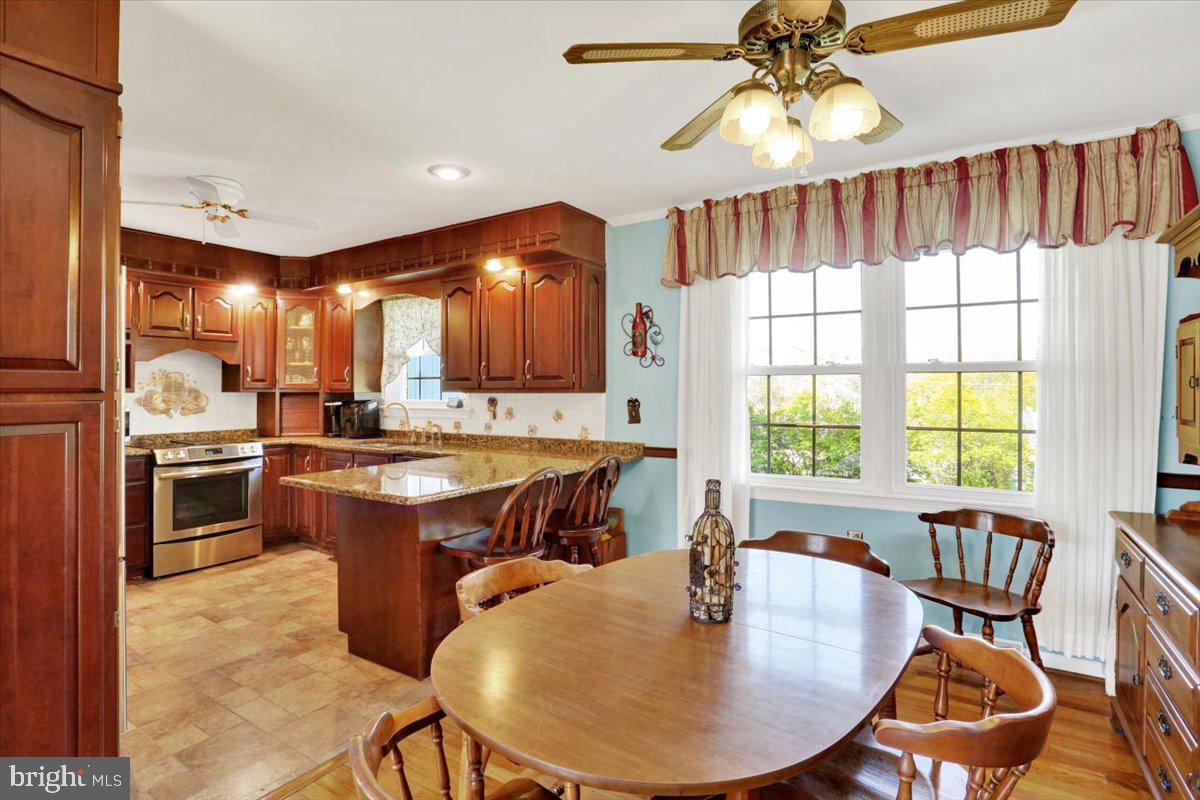 324 Ashley Drive Reading, PA 19607 - Photo 17 of 39 a dining table & chairs in a kitchen