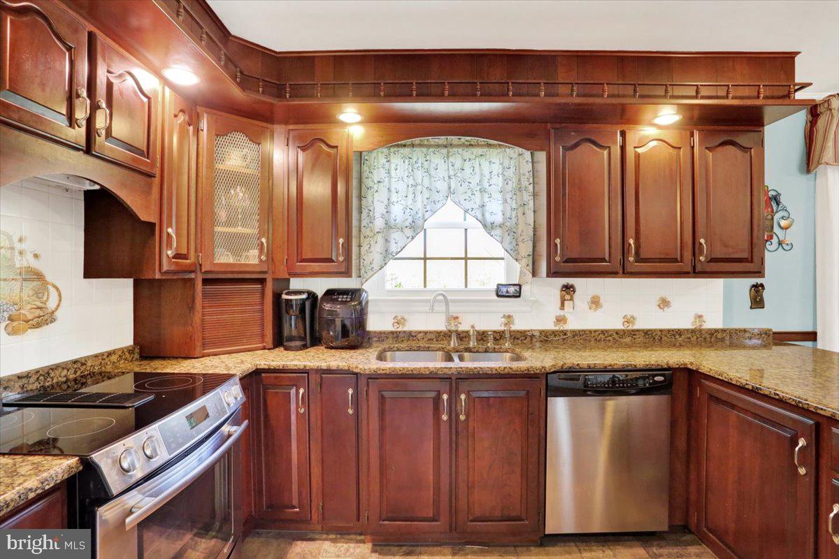 324 Ashley Drive Reading, PA 19607 - Photo 20 of 39 a kitchen with a sink and a stove