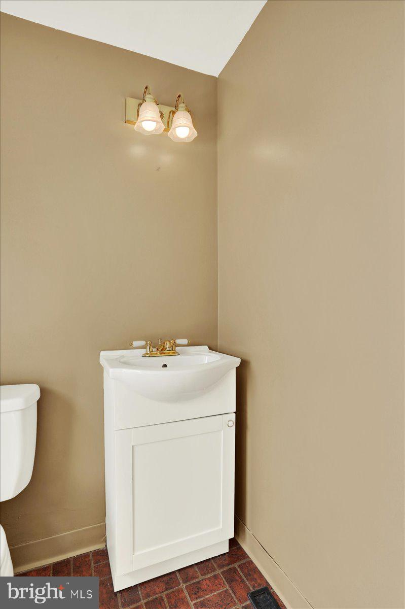 324 Ashley Drive Reading, PA 19607 - Photo 8 of 39 a utility room with dryer and washer