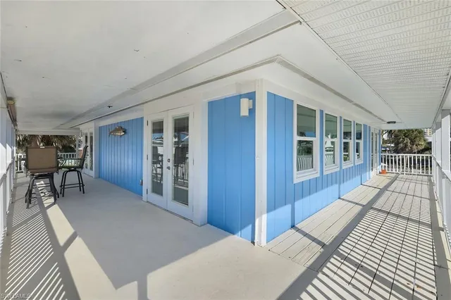 a view of livingroom with furniture