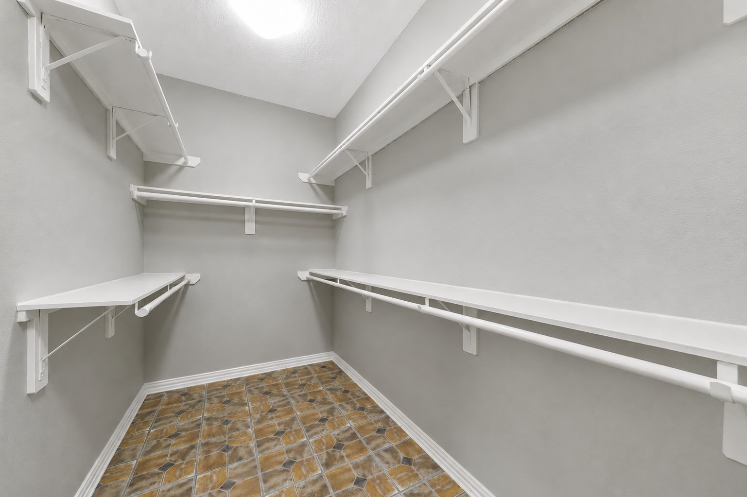 9438 Emerald Lakes Drive Rosharon, TX 77583 - Photo 14 of 36 a view of an empty walk in closet