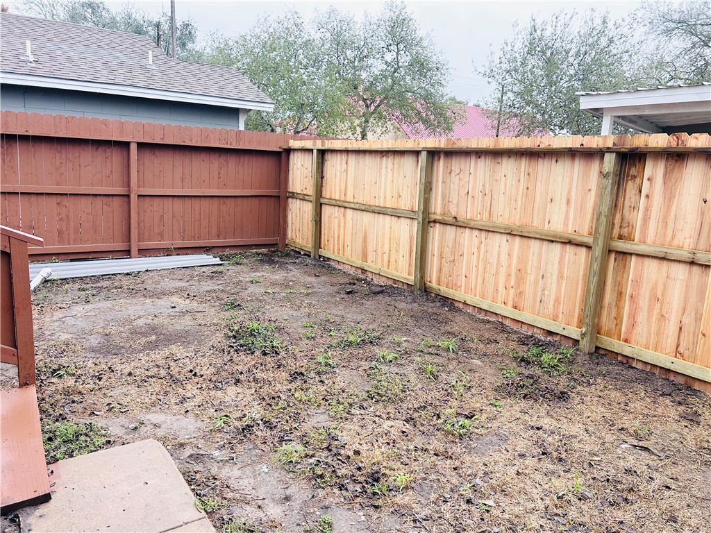 516 East 6th Street, Unit A Alice, TX 78332 - Photo 15 of 16 a backyard of a house