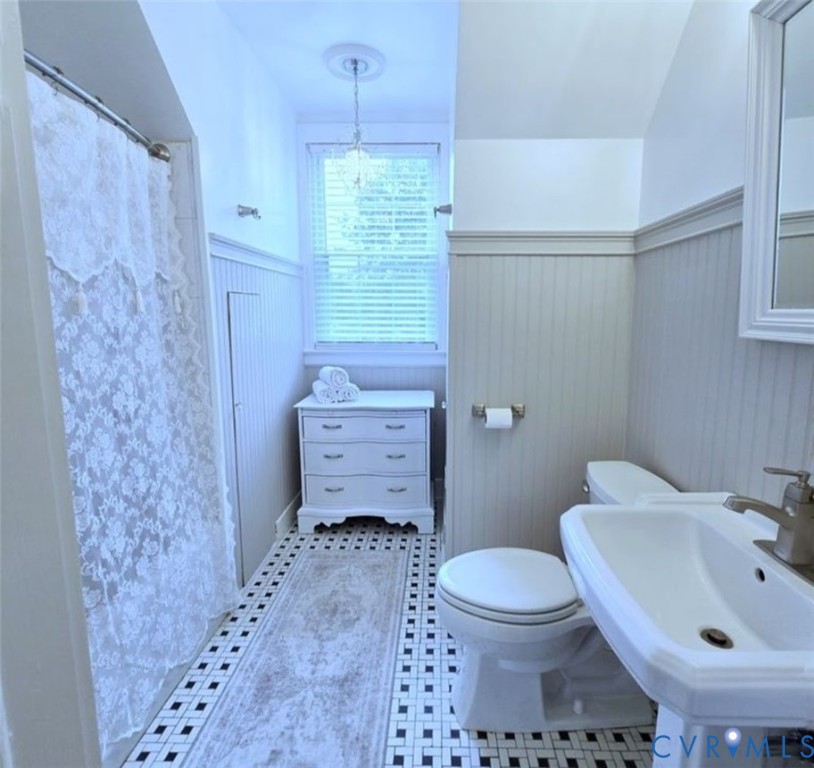 2800 Nottoway Boulevard Victoria, VA 23974 - Photo 35 of 50 a bathroom with a sink a toilet and shower