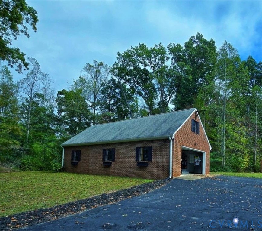2800 Nottoway Boulevard Victoria, VA 23974 - Photo 38 of 50 a front view of a house with yard and green space