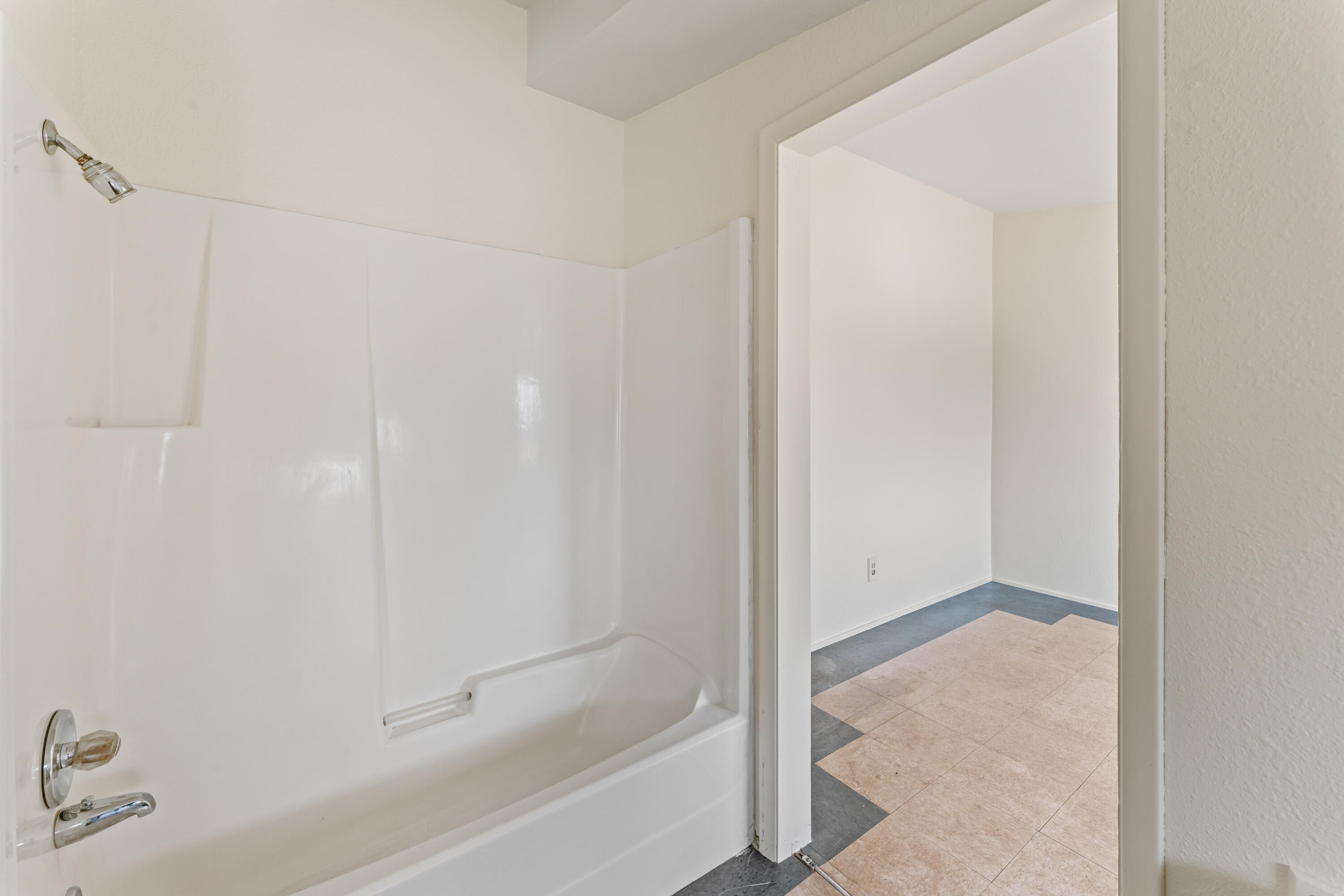 17845 Plainview Road Bend, OR 97703 - Photo 34 of 41 Bonus Area w/ Kitchenette & Full Bath