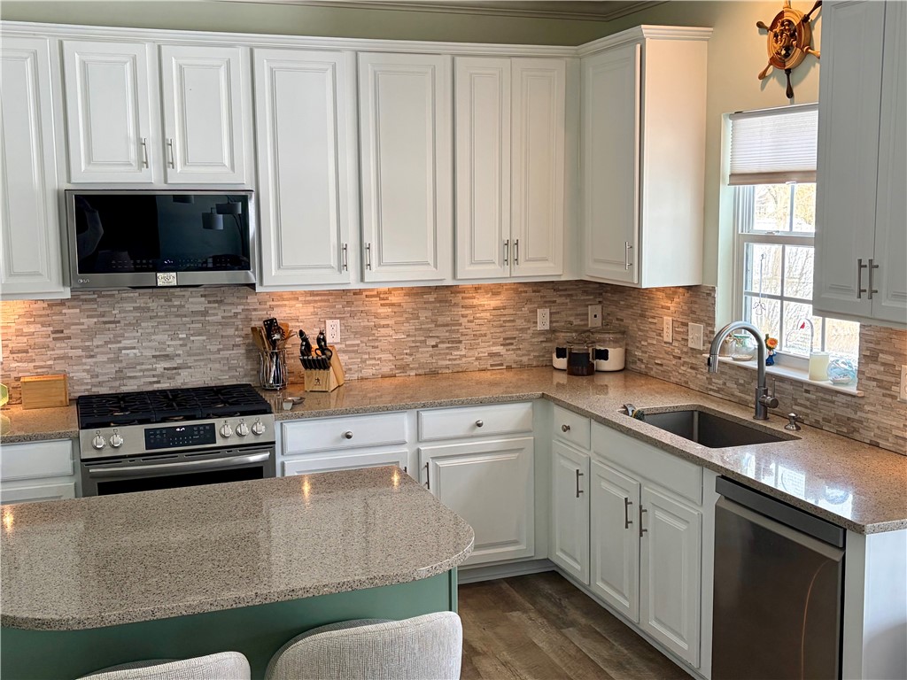 755 Rookery Way Walworth, NY 14502 - Photo 3 of 28 Eat In Kitchen