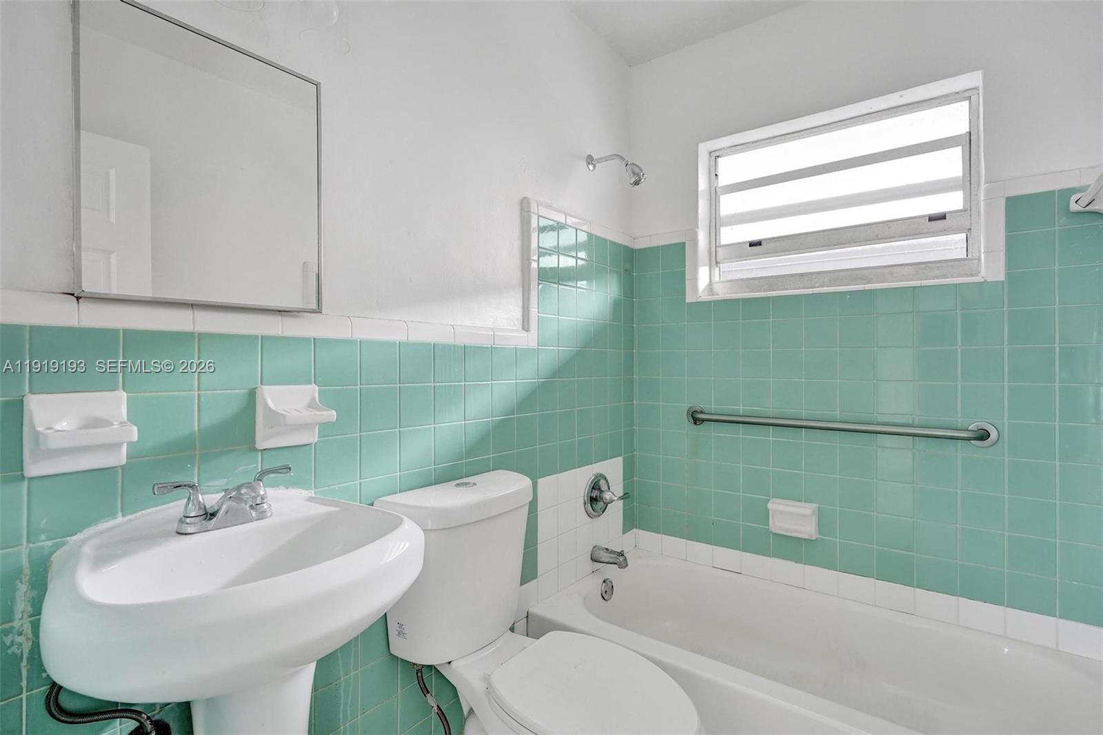 29 Southwest 8th Avenue, Unit 1 Dania Beach, FL 33004 - Photo 8 of 17 a bathroom with a sink toilet and a bathtub