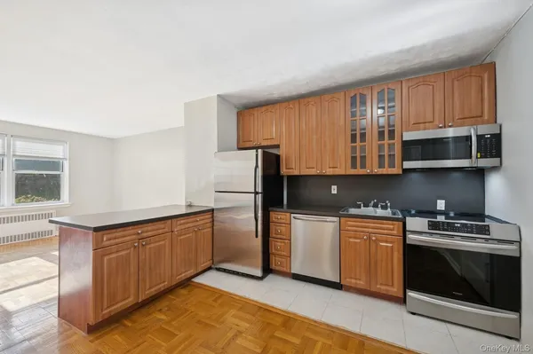 $259,888 | 162-21 Powells Cove Boulevard, Unit 1M | Beechhurst