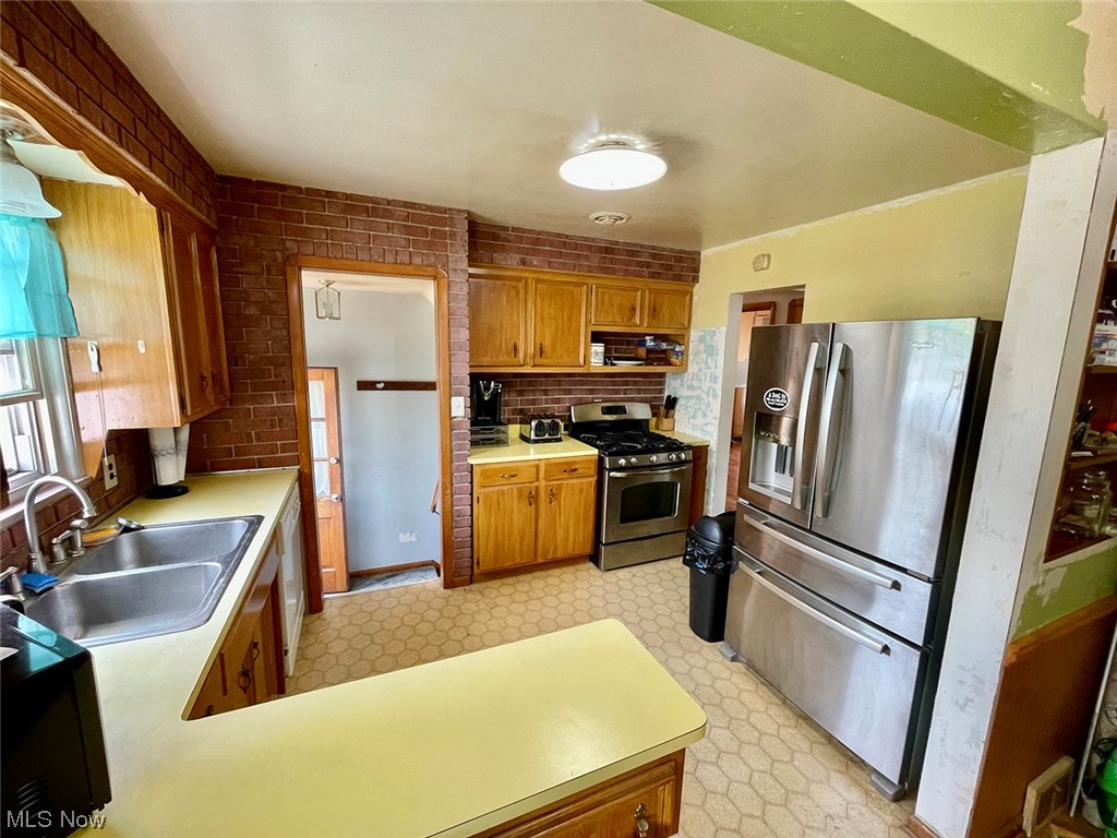 7209 Maplewood Road Parma, OH 44130 - Photo 9 of 23