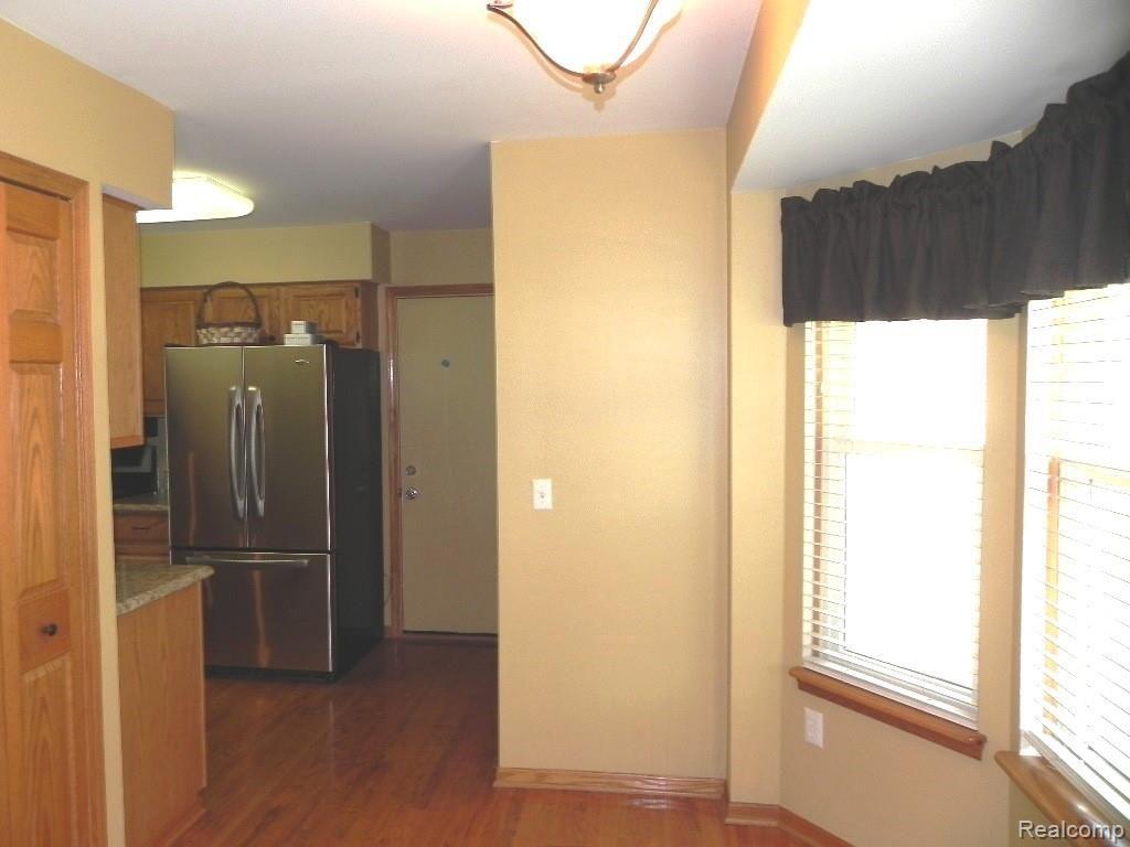 3121 Smugglers Ridge Walled Lake, MI 48390 - Photo 20 of 44 18Breakfast nook view 2.JPG