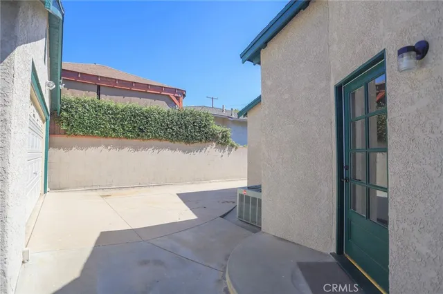 a view of a back yard of the house