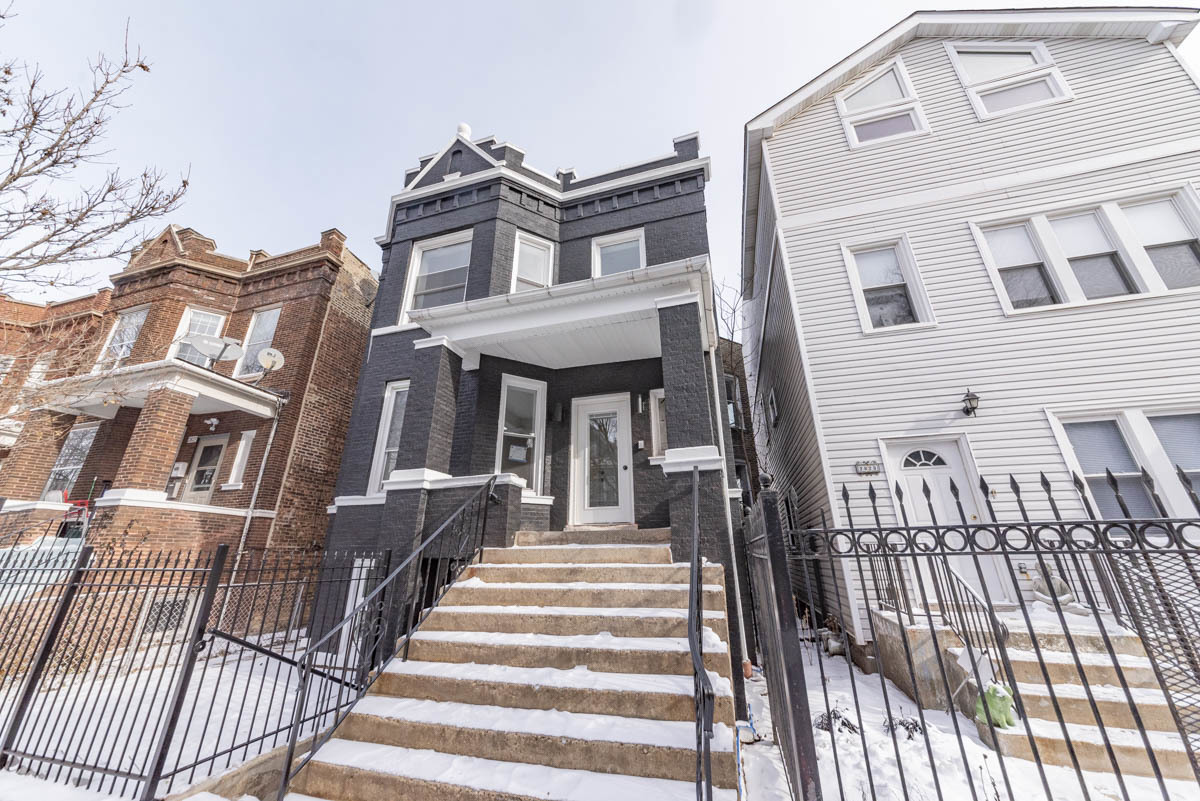 2825 North Rockwell Street, Unit 2 Chicago, IL 60618 - Photo 1 of 22 a front view of a house
