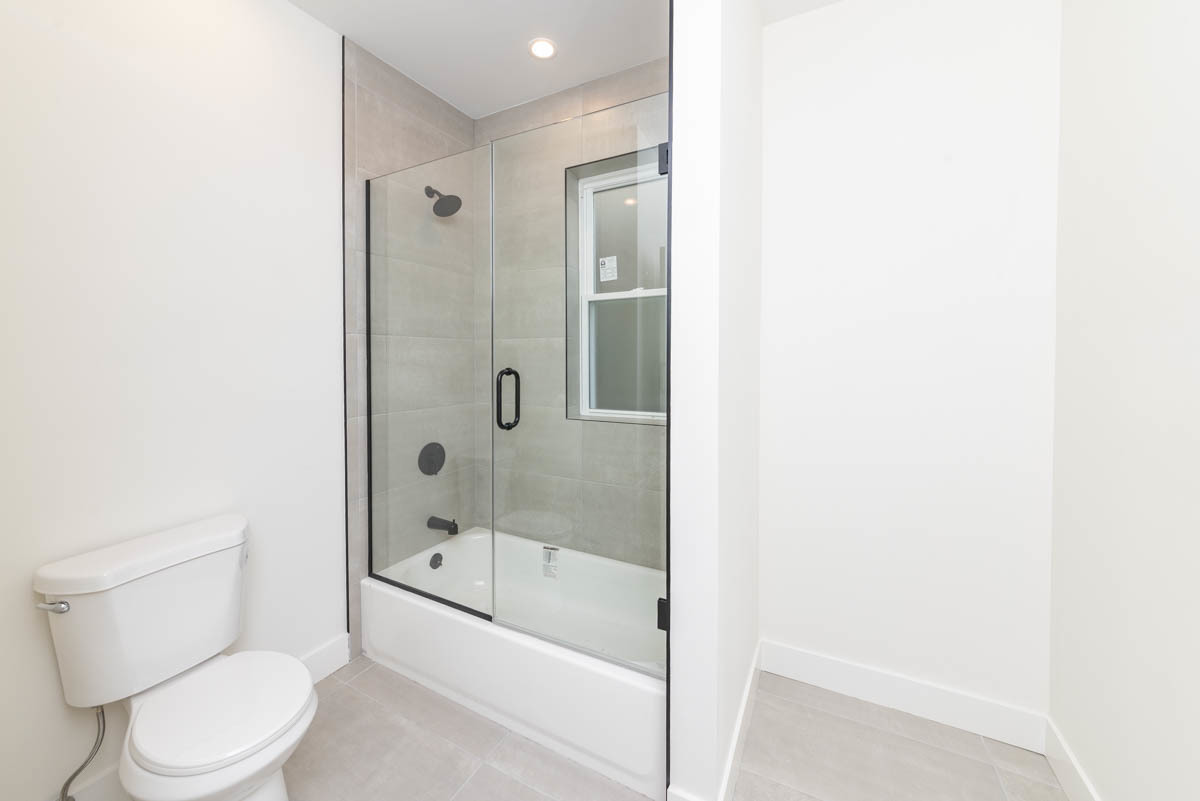 2825 North Rockwell Street, Unit 2 Chicago, IL 60618 - Photo 16 of 22 a bathroom with a bathtub and toilet