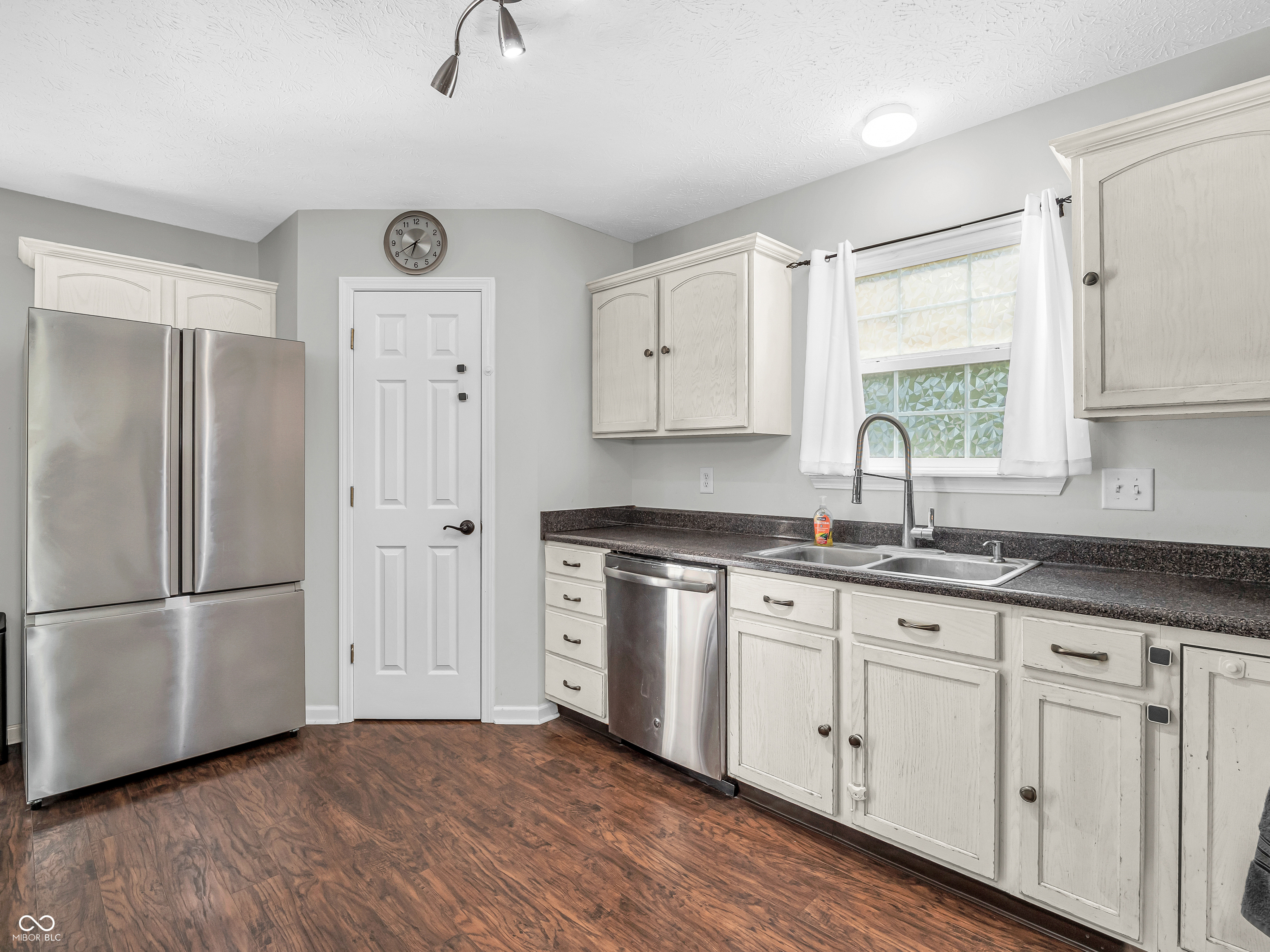 5851 Long Ridge Place Indianapolis, IN 46221 - Photo 8 of 34