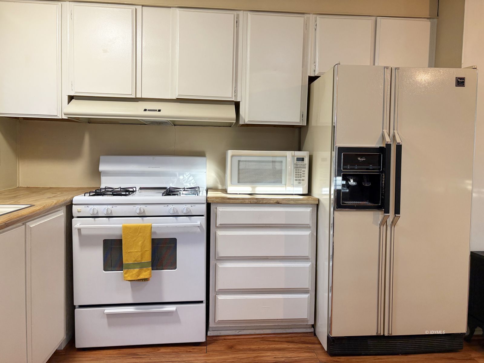 25955 Highway 243, Unit 25 Idyllwild, CA 92549 - Photo 23 of 38 a kitchen with appliances and cabinets