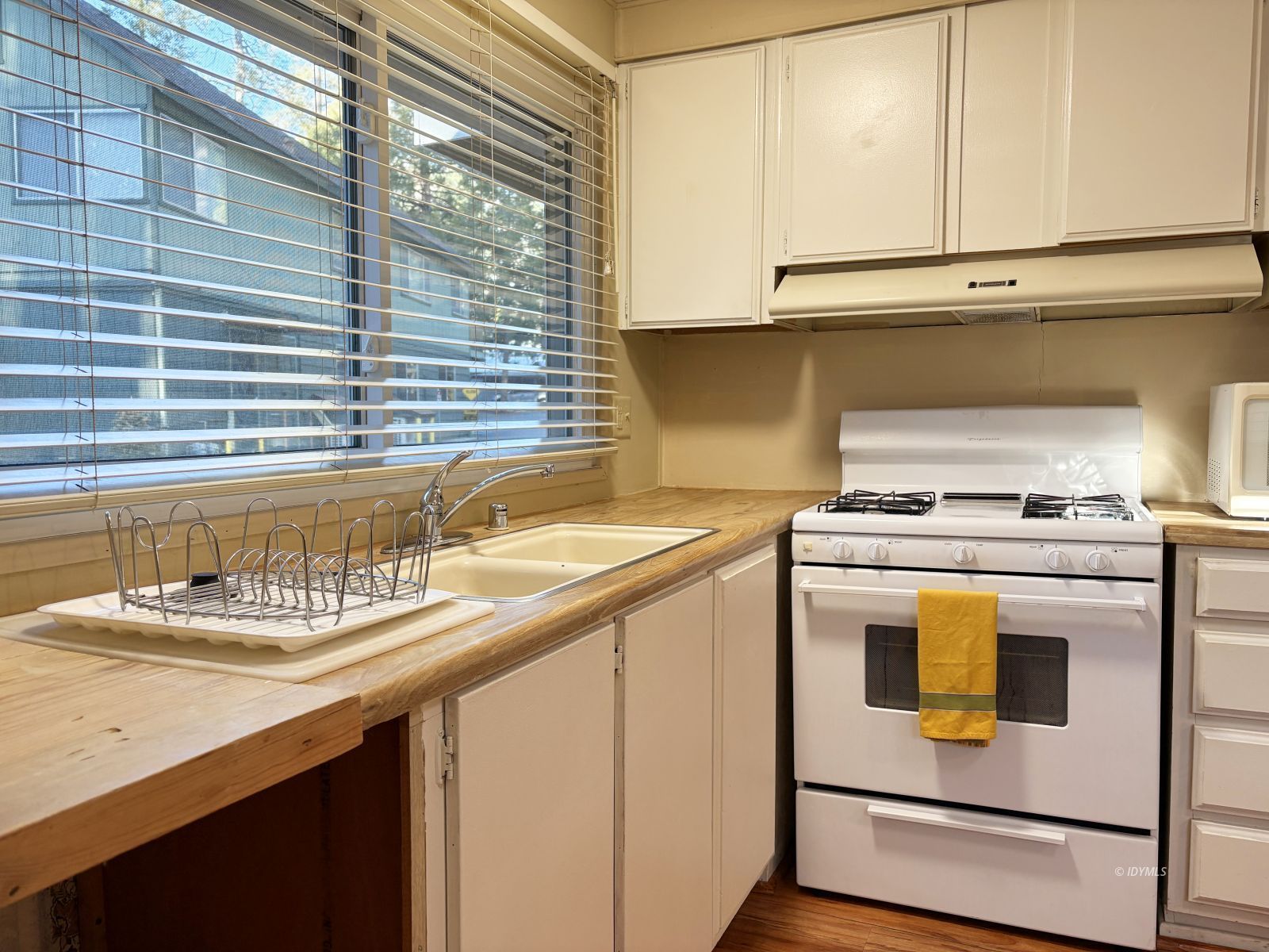 25955 Highway 243, Unit 25 Idyllwild, CA 92549 - Photo 24 of 38 a kitchen with stove and cabinets