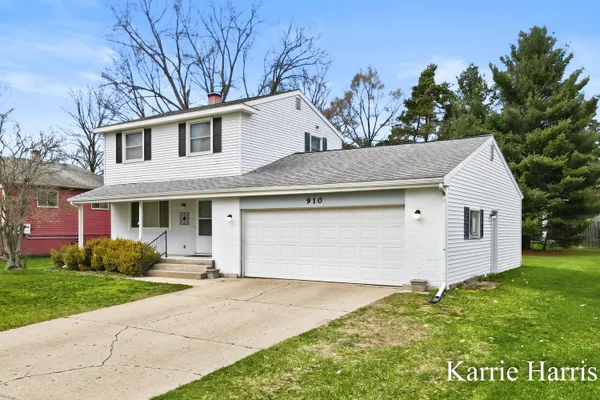 $268,500 | 910 East Evergreen Street, Greenville, MI 48838