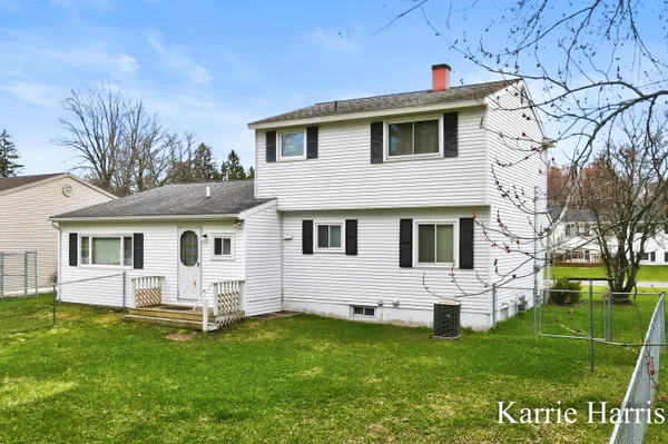 $268,500 | 910 East Evergreen Street, Greenville, MI 48838