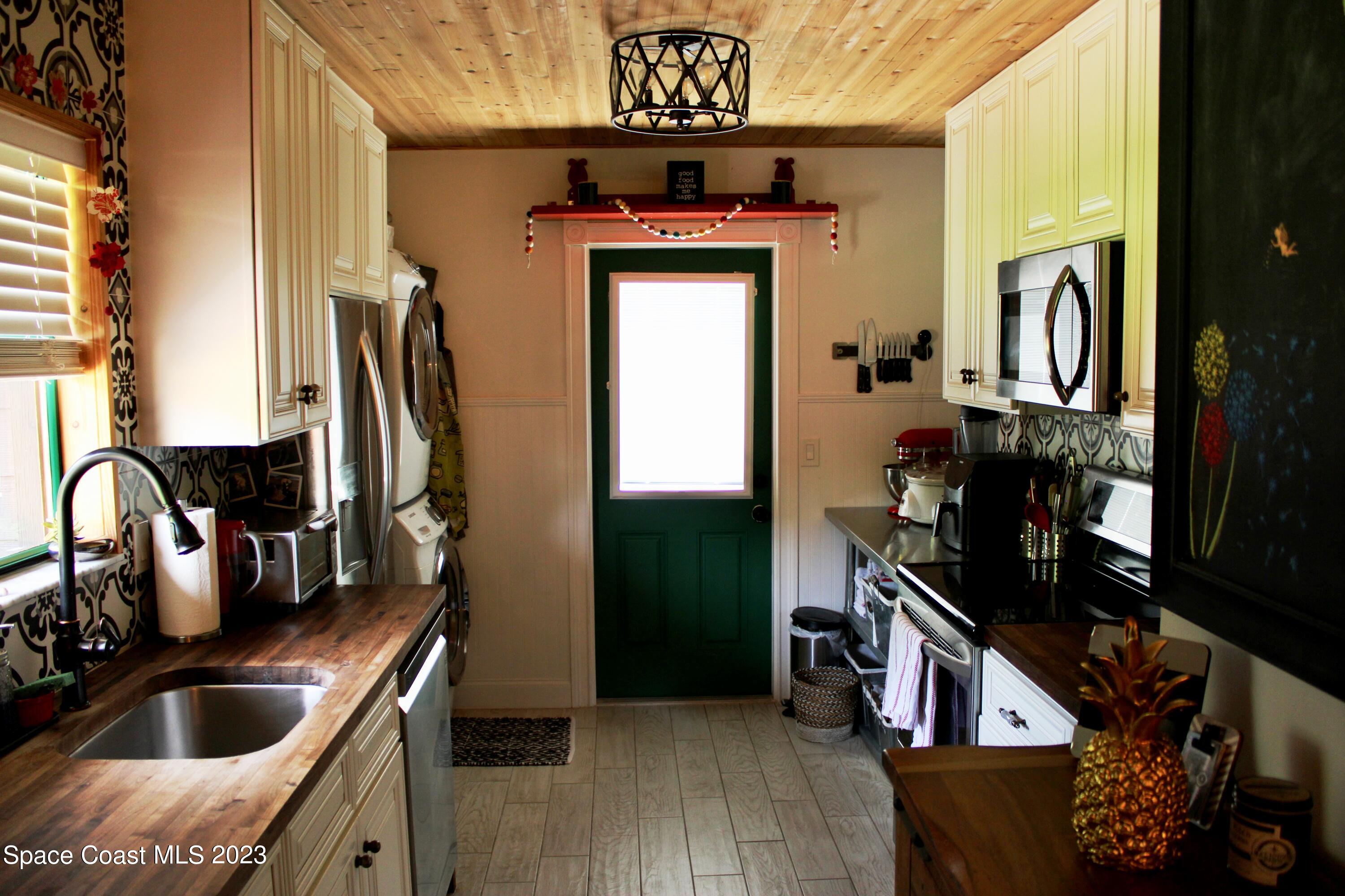 17416 Thrush Drive Jupiter, FL 33458 - Photo 13 of 28 a kitchen with a refrigerator a sink and a stove
