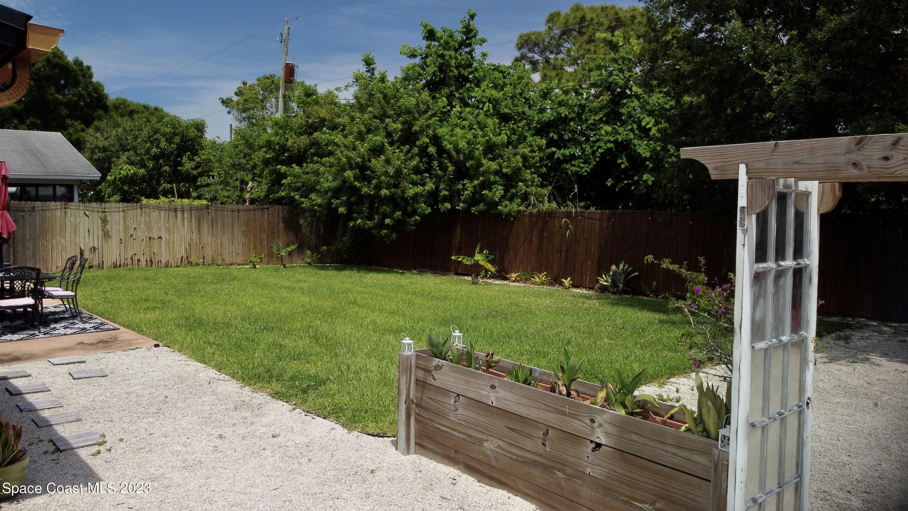17416 Thrush Drive Jupiter, FL 33458 - Photo 6 of 28 a backyard of a house with lots of green space