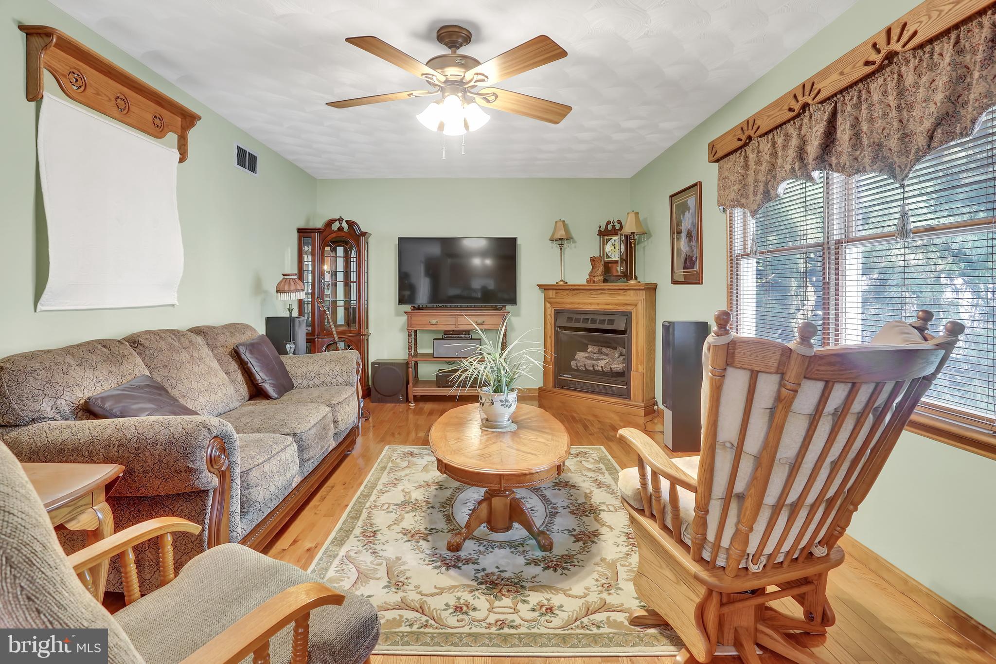 408 Edinburgh Road Middletown, PA 17057 - Photo 10 of 25 Family Room
