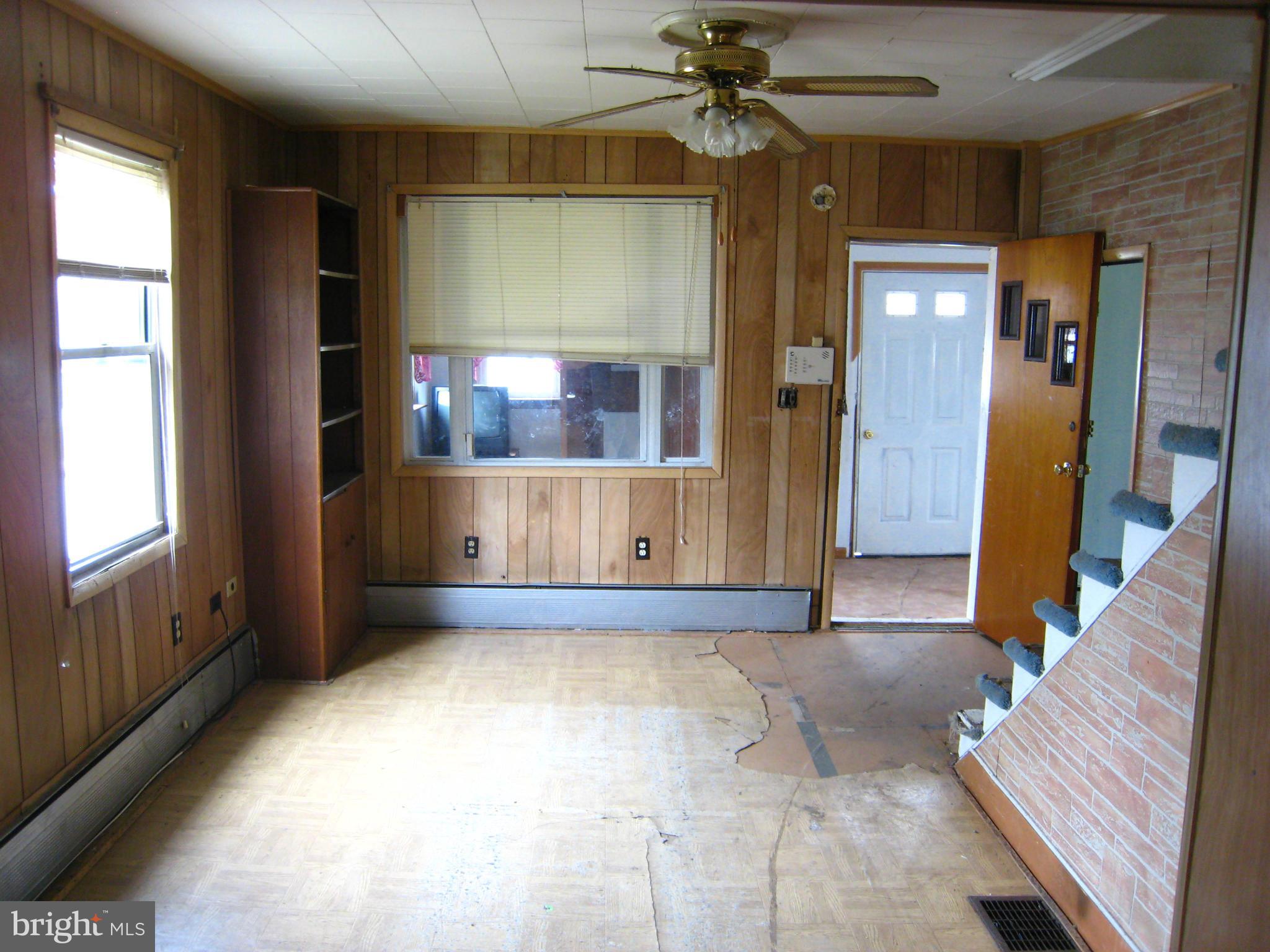 302 Homberg Avenue Baltimore, MD 21221 - Photo 11 of 23 Living Room