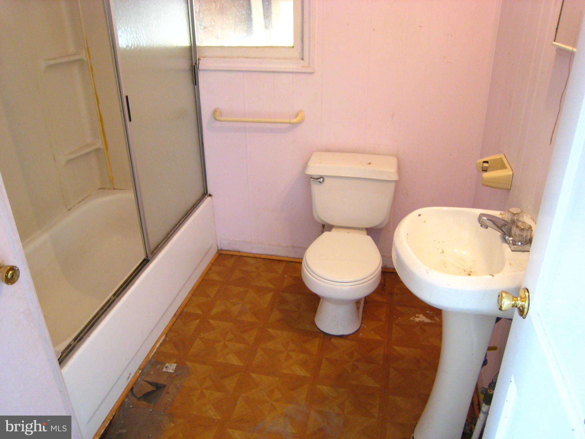 302 Homberg Avenue Baltimore, MD 21221 - Photo 16 of 23 Bath