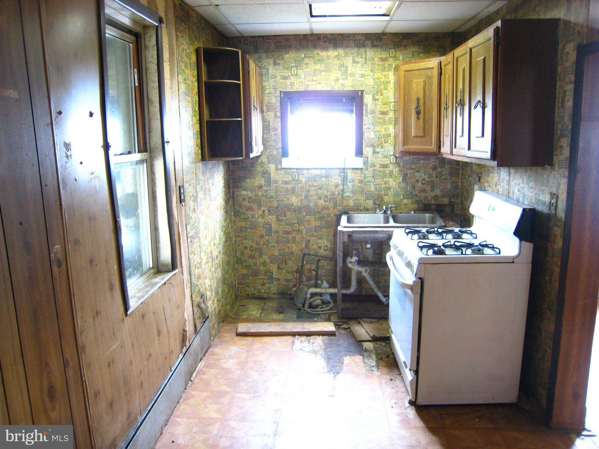 302 Homberg Avenue Baltimore, MD 21221 - Photo 17 of 23 Kitchen