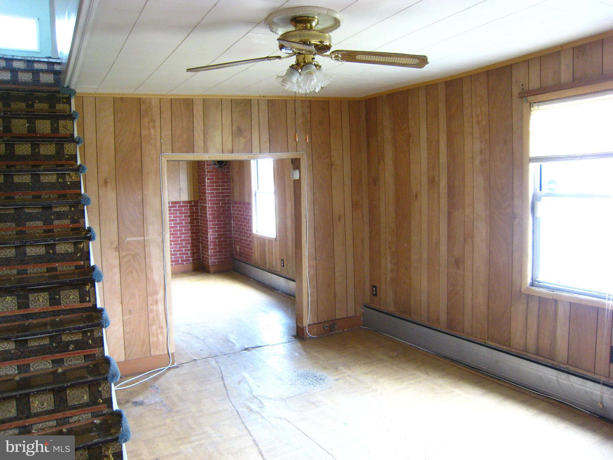 302 Homberg Avenue Baltimore, MD 21221 - Photo 9 of 23 Living Room