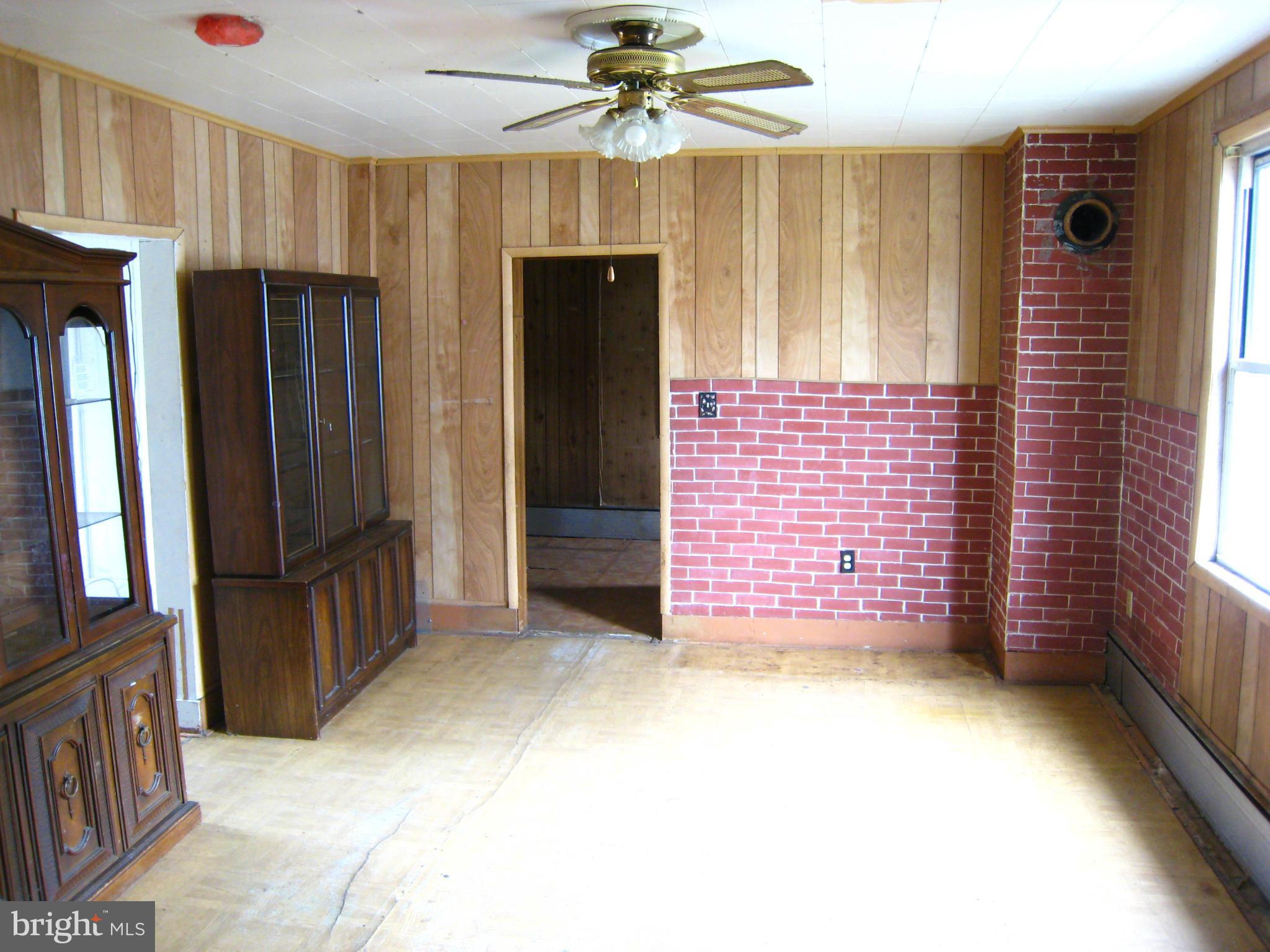 302 Homberg Avenue Baltimore, MD 21221 - Photo 10 of 23 Living Room