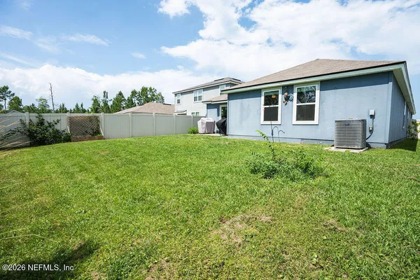a view of a back yard