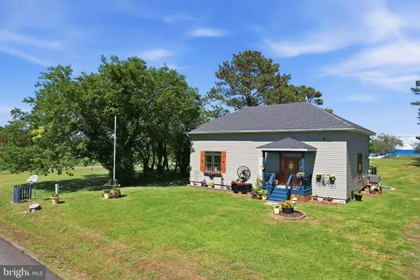 a view of a house with backyard porch and garden