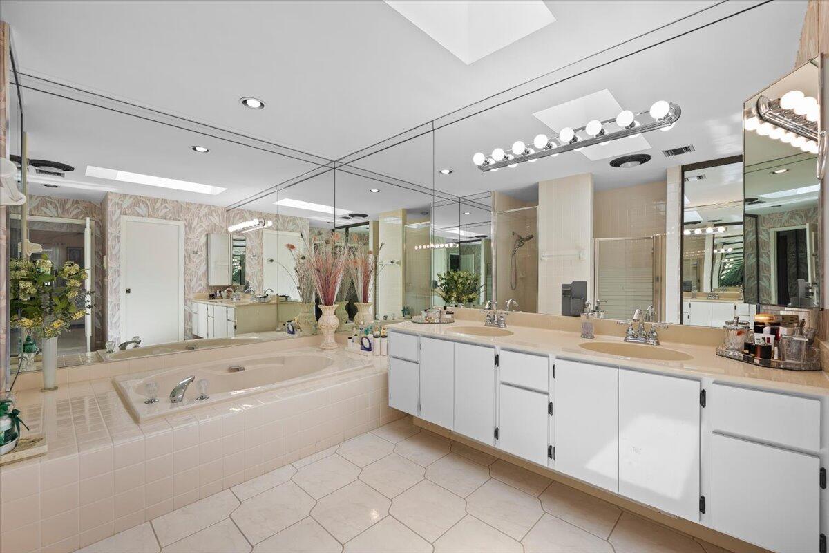 352 River Edge Road Jupiter, FL 33477 - Photo 18 of 56 Primary Bath