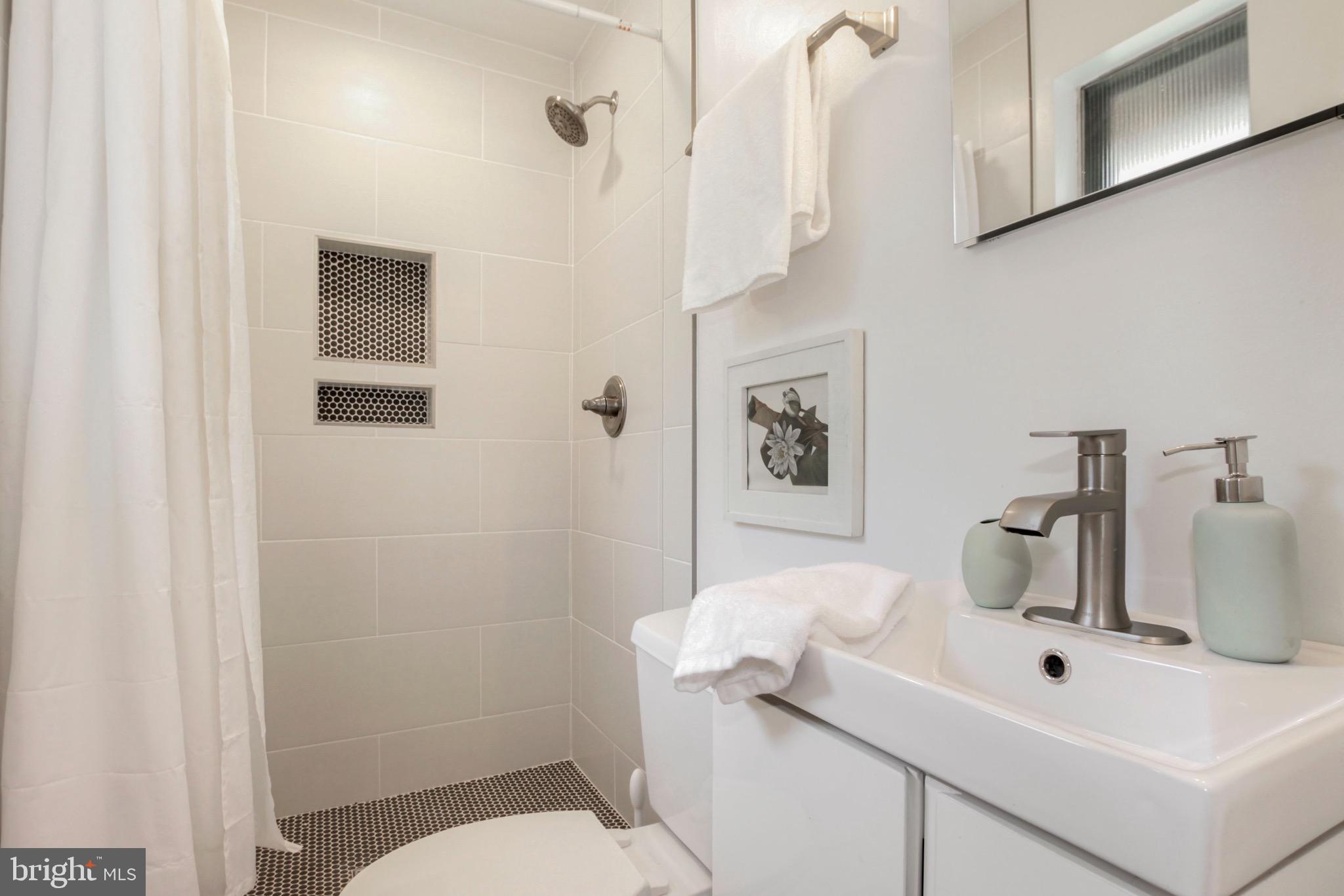 11207 Lombardy Road Silver Spring, MD 20901 - Photo 17 of 32 Owner's En-Suite Bathroom