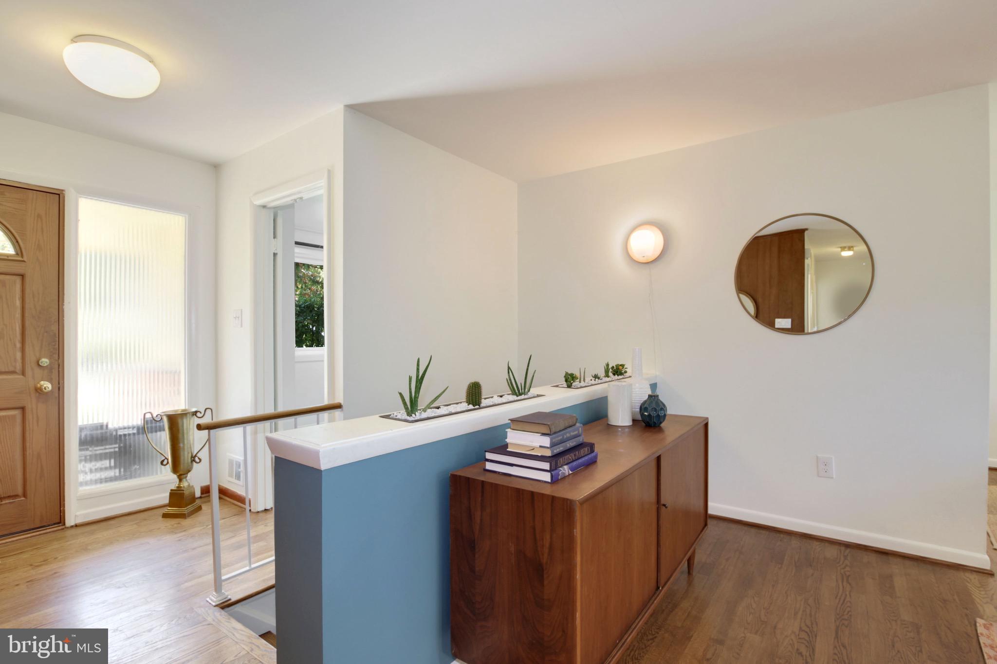 11207 Lombardy Road Silver Spring, MD 20901 - Photo 4 of 32 Entryway