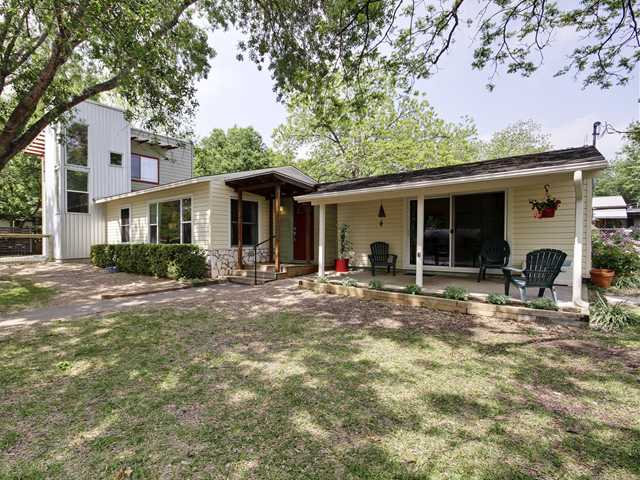 a view of a house with backyard and porch