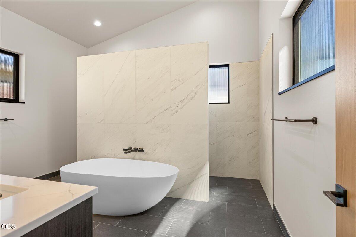 391 Clinton Street Ashland, OR 97520 - Photo 24 of 41 a bathroom with a bathtub and shower